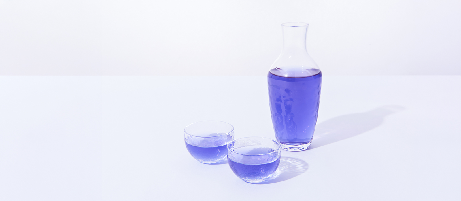 バタフライピーで青く彩った日本酒「清藍」と青紫の酒器